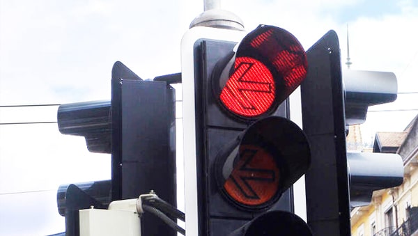 What is the difference between traffic lights with red arrows and those with solid red lights?