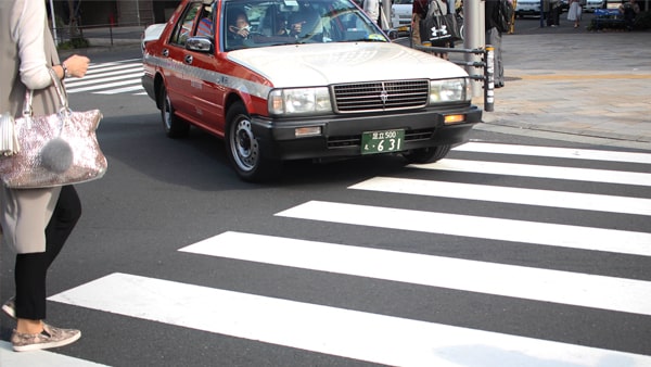 Who must yield when a driver is turning and a pedestrian is crossing without a traffic light?