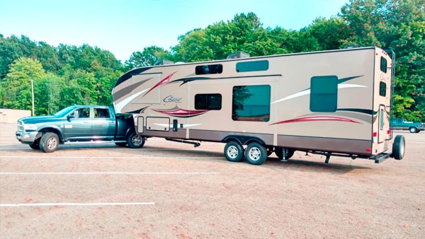 Brakes that automatically stop a trailer if it breaks away from the towing vehicle are required on all trailers equal to or exceeding a weight of:
